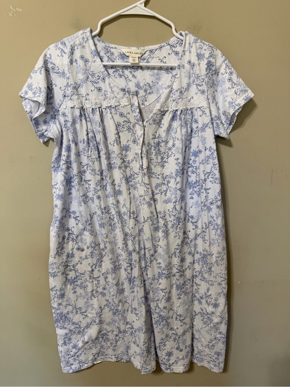 Laura Ashley White and Blue Floral Short-Sleeve Nightgown medium new without tag